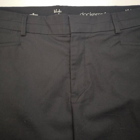 Dockers Ladies Size 12 Black Straight Legs Zipper & 2 Clasp Closure Capri Pants - Picture 9 of 14